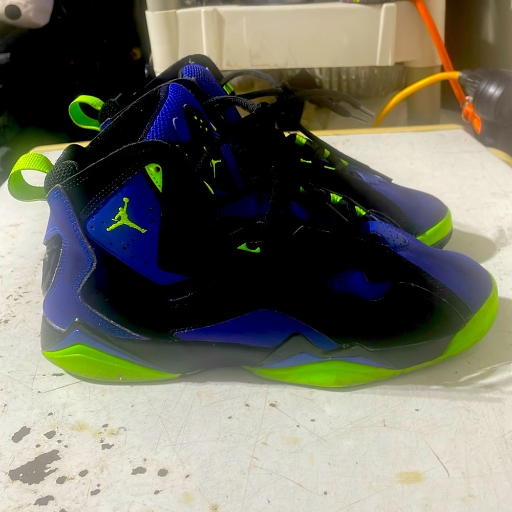 They are Jordan’s size 7y blue,green,an black